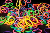 Suurpakkauksissa (2400 osaa) neon värillinen Loom bändi tarvikkeet!