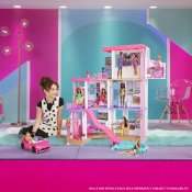 Barbie DreamHouse Barbie -talo lisävarusteineen