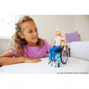 Barbie-nukke on pyörätuolissa