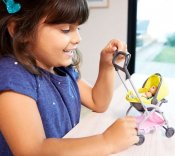 Barbie Skipper Lastenhoitajavauva keltaisella rattaalla