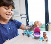 Barbie Skipper Lastenhoitajavauva vaaleanpunaisella rattaalla