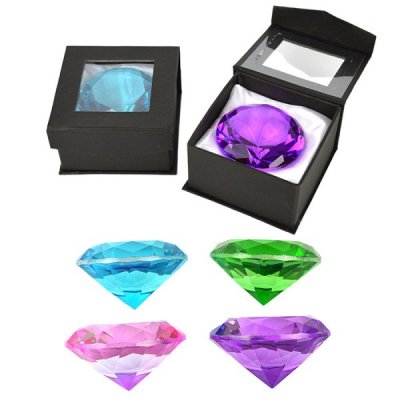 Suuri timantti mukavassa laatikossa violetti